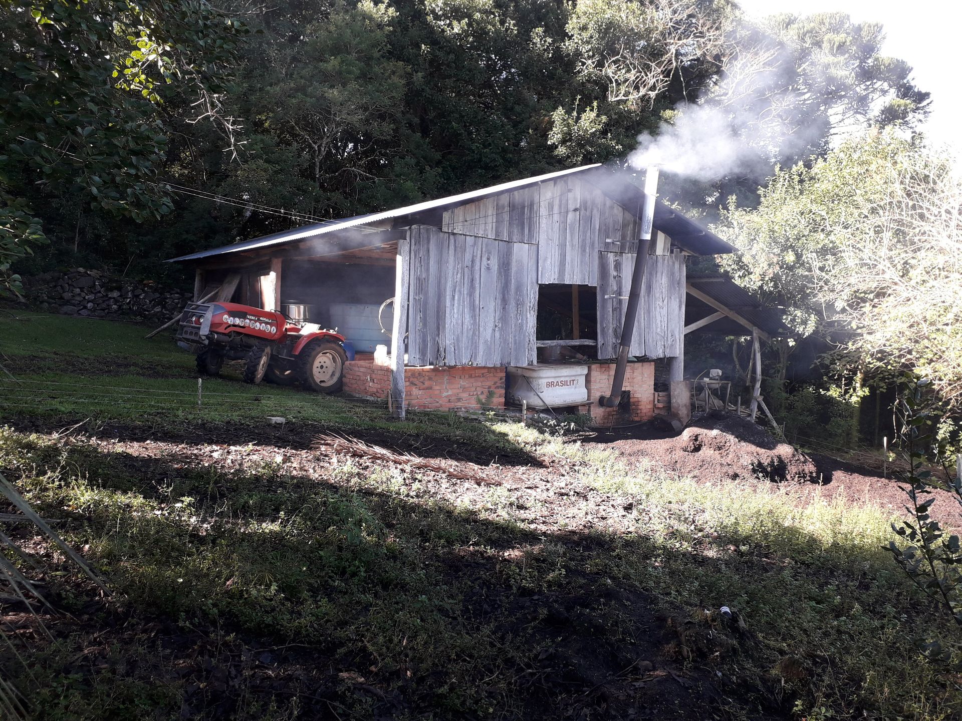 Família italiana histórica em frente à casa de pedra